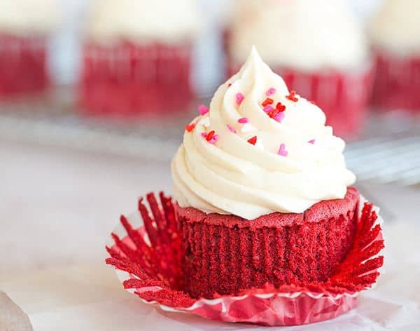 red velevet cupcakes recipe, red velvet cupcake with oil, soft and fluffy red velvet cupcakes