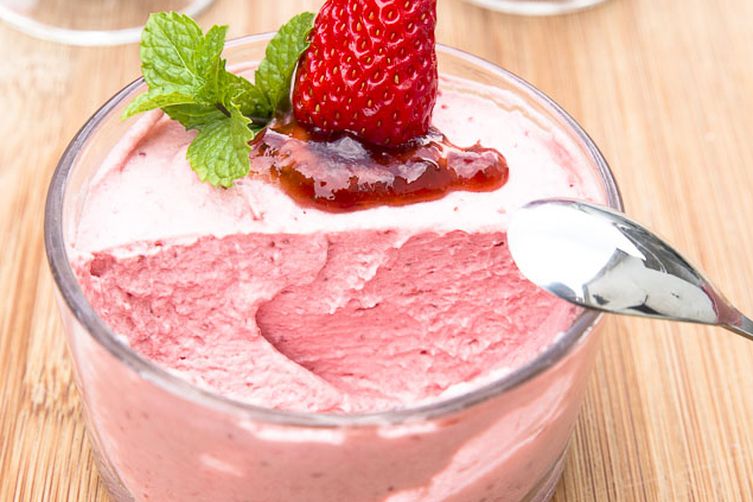 Eggless strawberry mousse, easy eggless strawberry mousse, easy dessert with strawberry and whipping cream